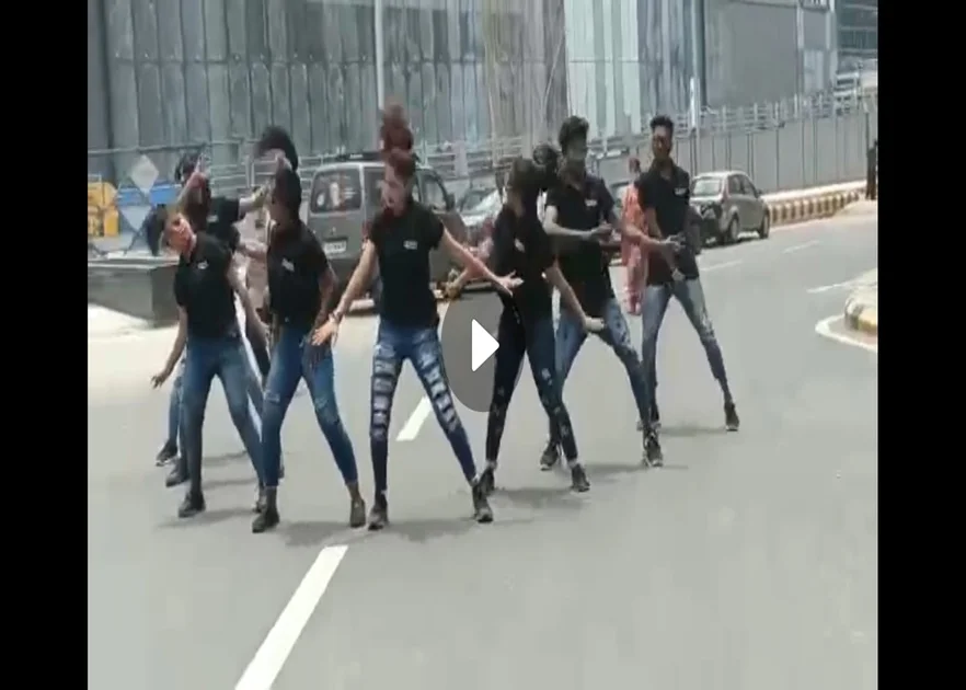 flash-mob-dancers